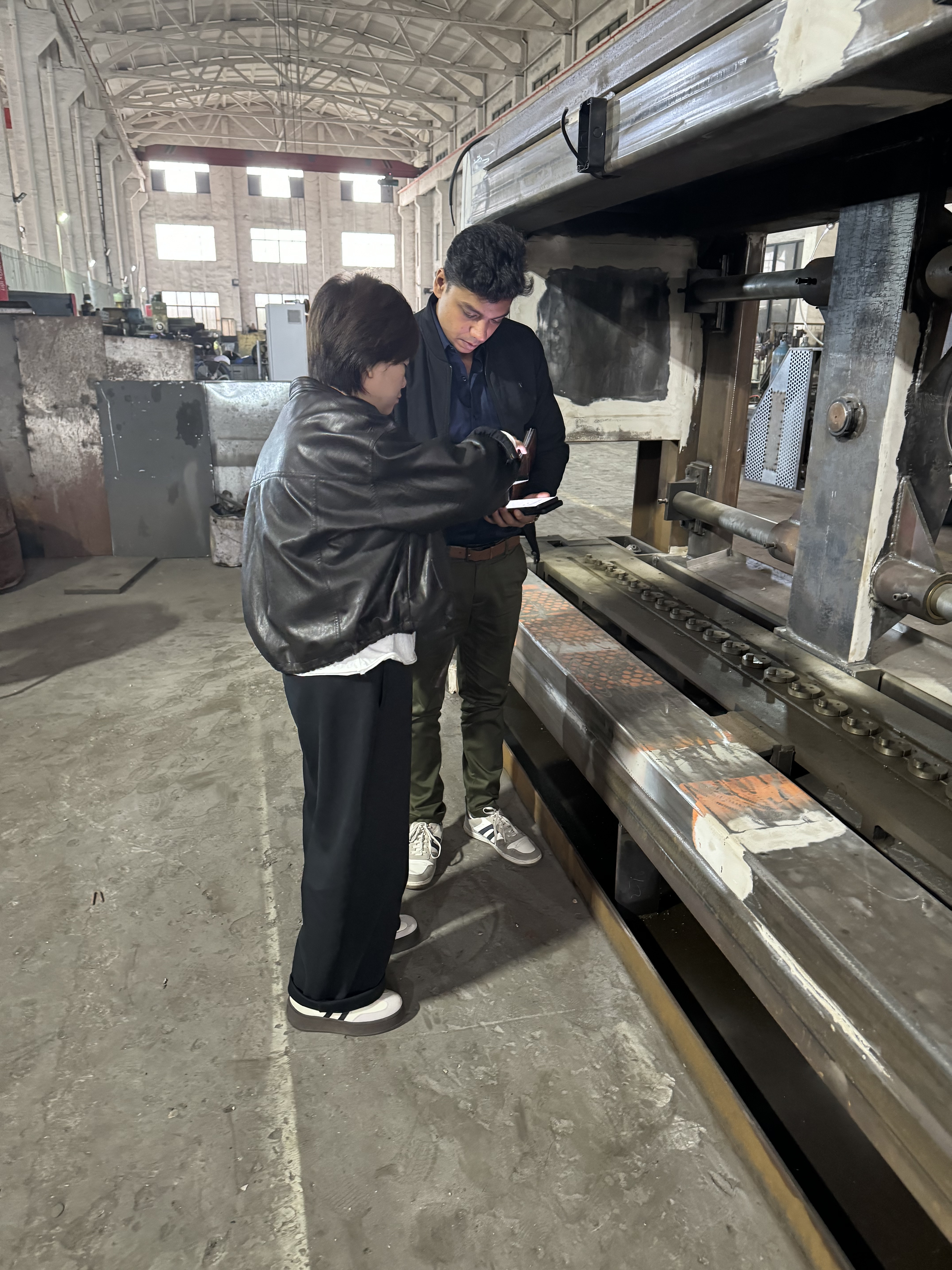 नवीनतम कंपनी ब्लॉग के बारे में भारतीय ग्राहक गेबियन जाल मशीन निरीक्षण के लिए हमारे कारखाने का दौरा करते हैं