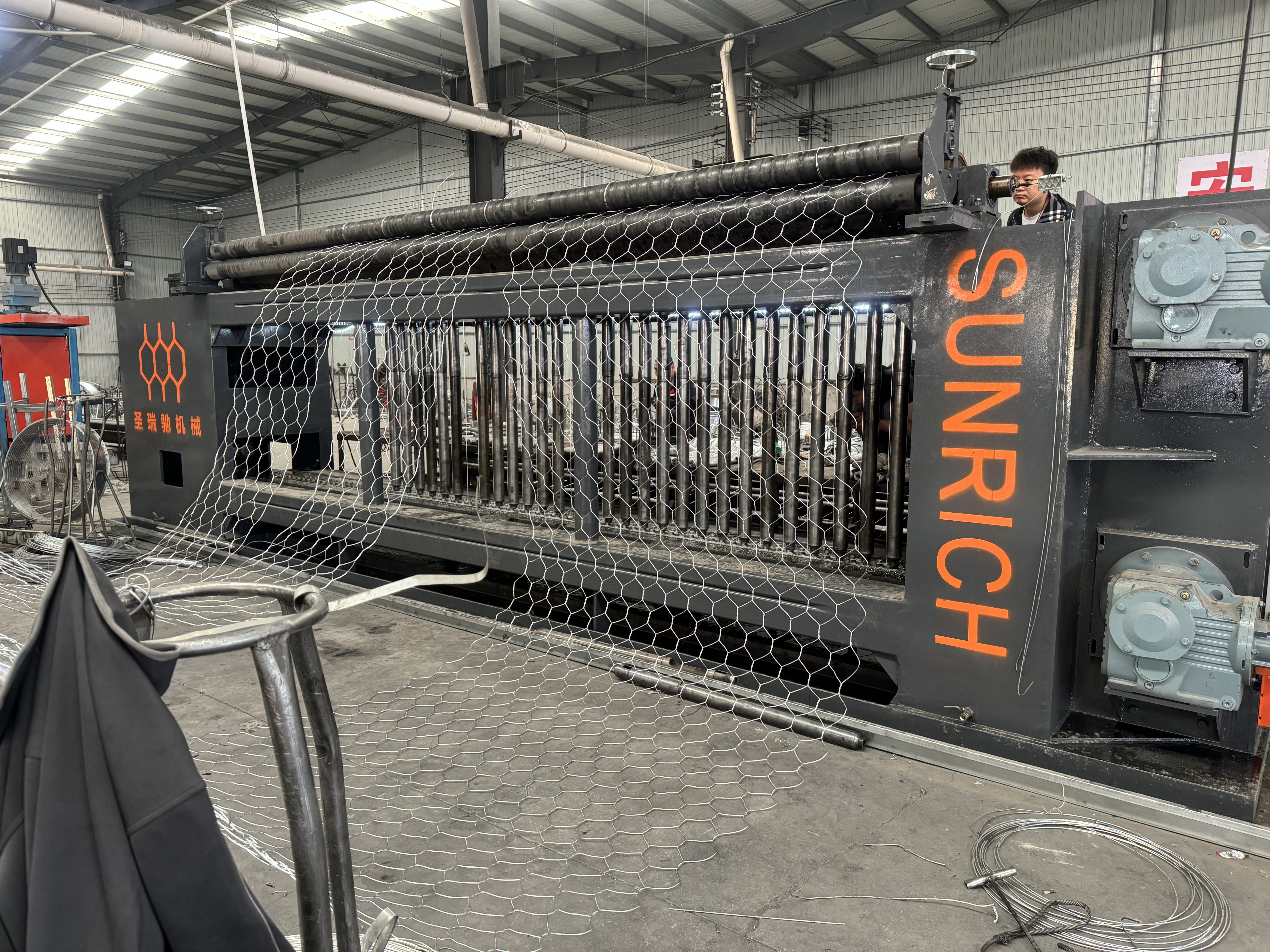 नवीनतम कंपनी ब्लॉग के बारे में सीएनसी सर्वो गैबियन मेश मशीन नेपाल भेजी गई, नदी संरक्षण परियोजना के लिए